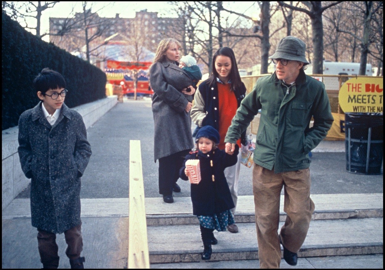 Woody Allen vedie za ruku Dylan Farrow, za ním kráča jeho budúca manželka Soon Yi